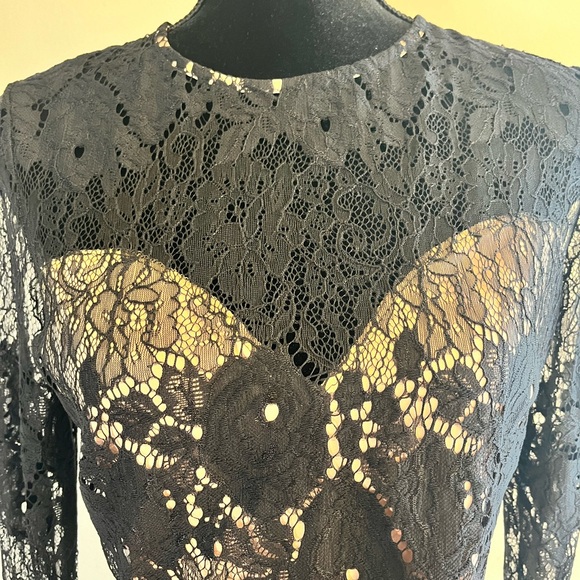 Elegant Black Laced Long Sleeve Crop Blouse with Fitted Design - Picture 2 of 6